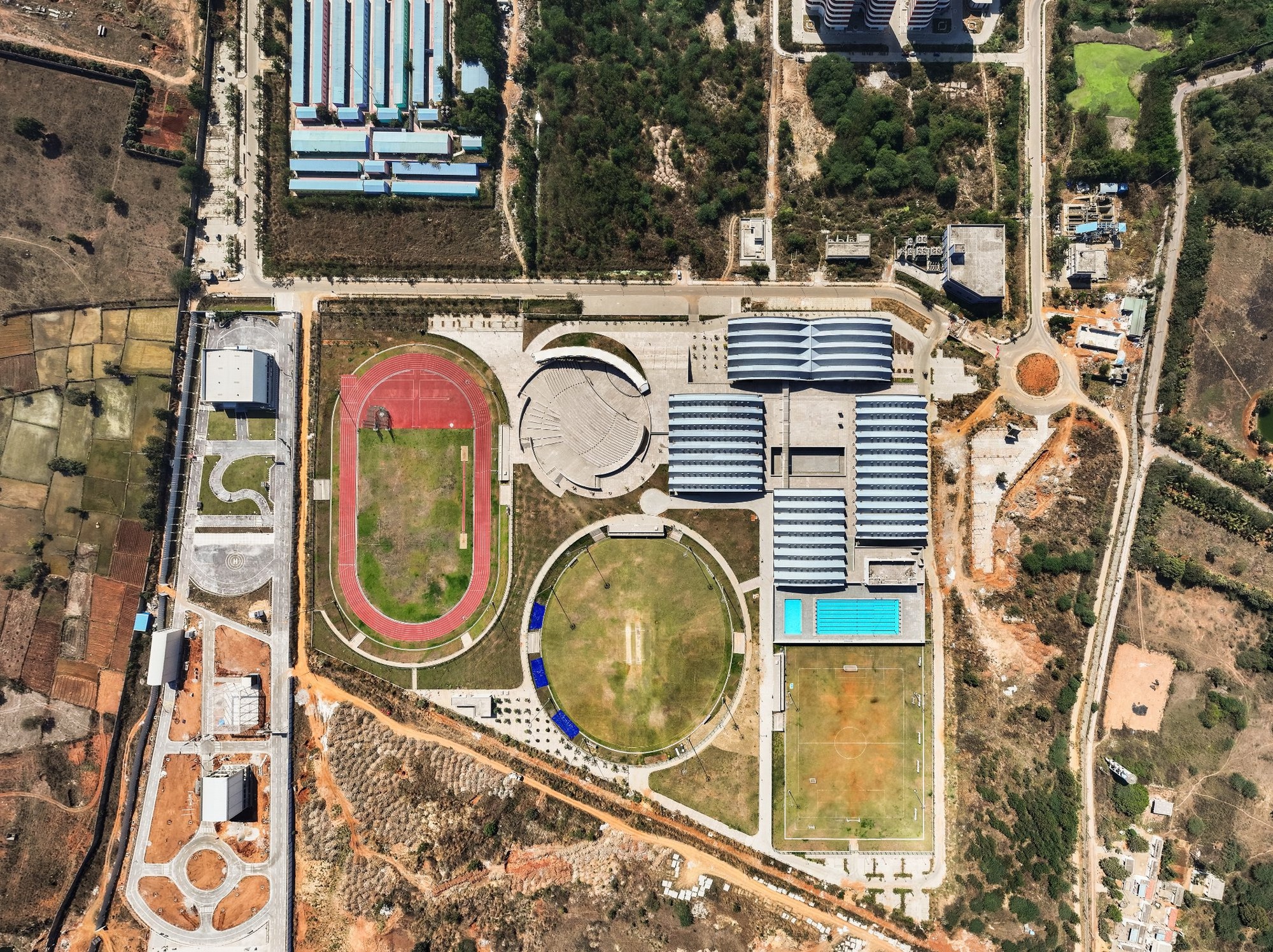 Galeria de Complexo Esportivo e Cultural do IIT Hyderabad / IITH Campus ...