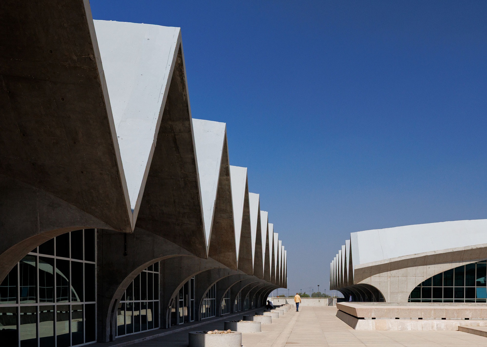 Galeria de Complexo Esportivo e Cultural do IIT Hyderabad / IITH Campus ...
