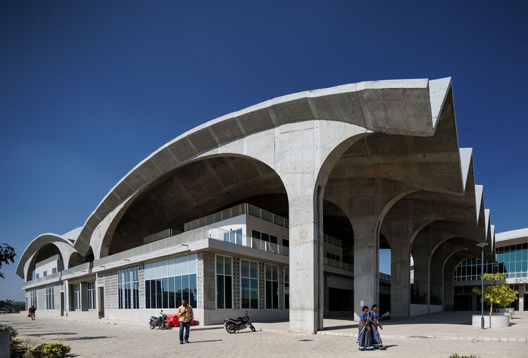 Sports and Cultural Complex IIT Hyderabad / IITH Campus Design Team of the University of Tokyo + NIHON SEKKEI + APL design workshop - Exterior Photography, Educational Architecture, Column, Arcade