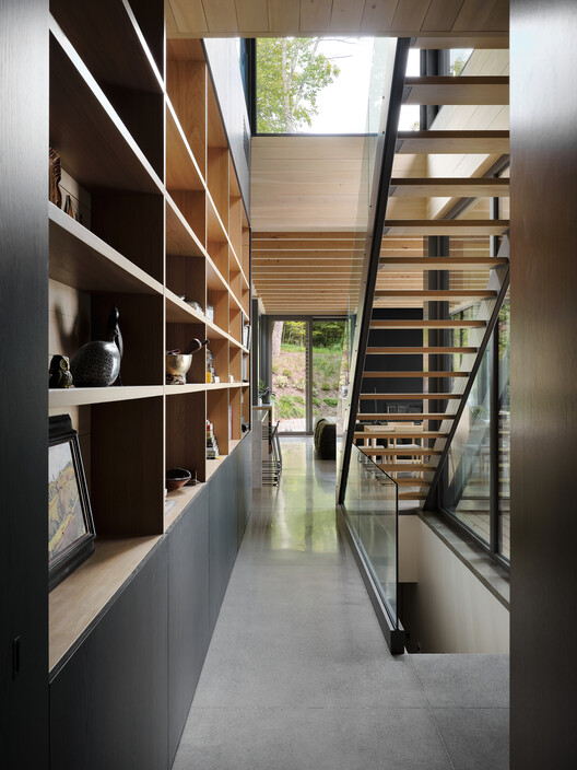 Counter-Slope House / YH2 Architecture Counter-Slope House / YH2 Architecture - Interior Photography, Stairs, Wood, Glass