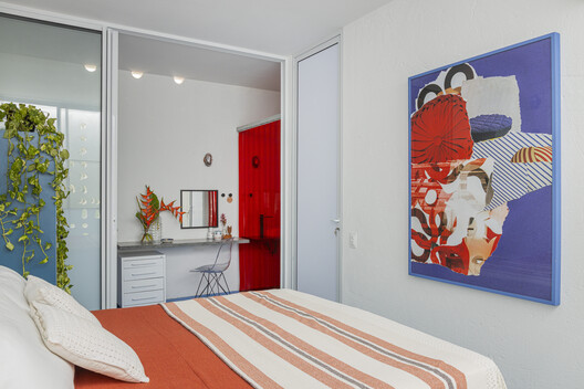 Casa Branca / NEBR arquitetura - Interior Photography, Bedroom, Bed, Lighting, Table