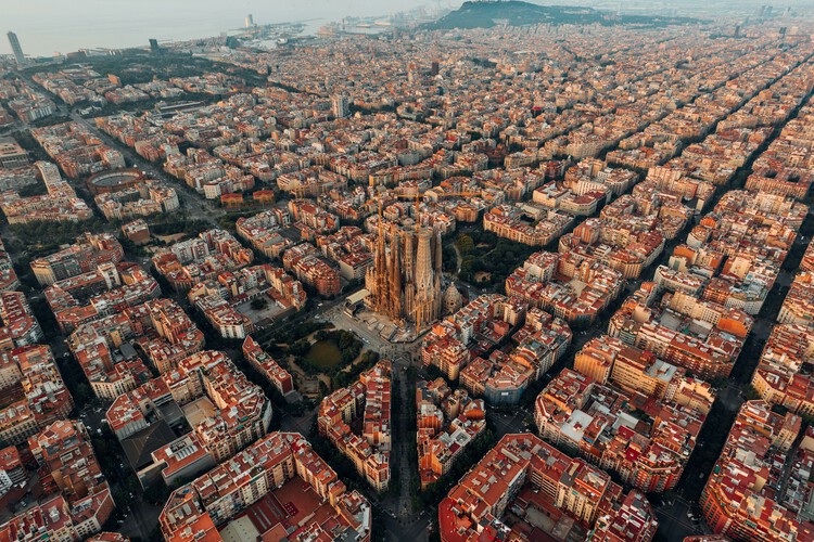 Barcelona Architecture City Guide: 30 Buildings and Places from Gaudí to Today - Featured Image