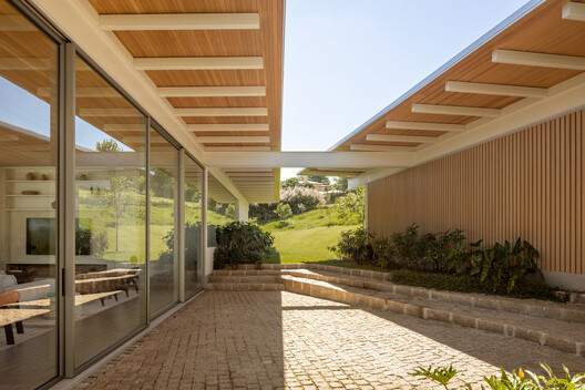 JL Residence / Kiko Castello Branco Arquitetura + Lucas Cunha - Image 2 of 31