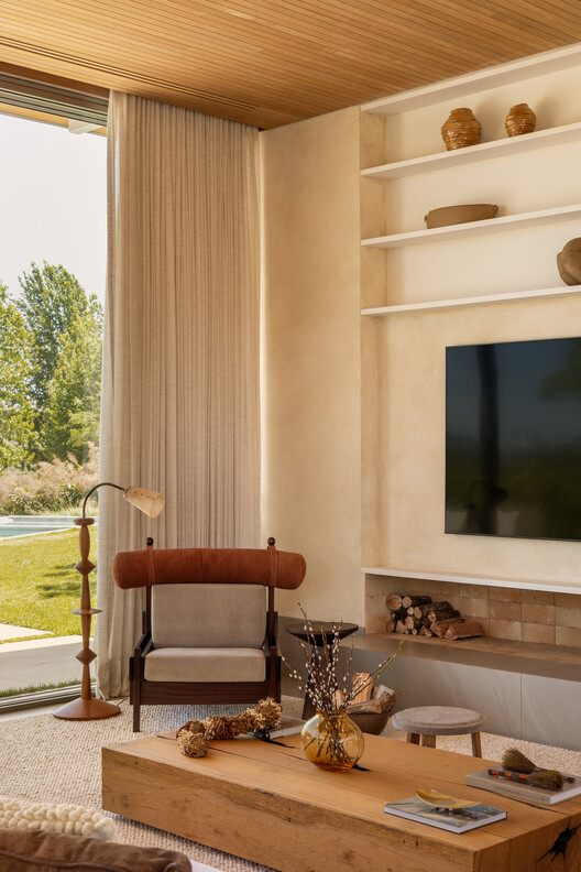 JL Residence / Kiko Castello Branco Arquitetura + Lucas Cunha - Interior Photography, Wood, Lighting, Table, Shelving