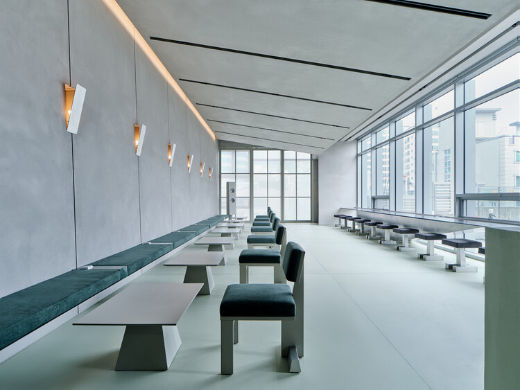  Reach Hospital Lounge / Sherpa - Image 2 of 10