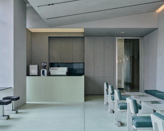  Reach Hospital Lounge / Sherpa - Image 9 of 10