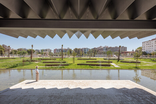 Depósitos de Pignatelli: de infraestructura hidráulica a parque urbano / Héctor Fernández Elorza Depósitos de Pignatelli: de infraestructura hidráulica a parque urbano / Héctor Fernández Elorza - Imagen 1 de 17