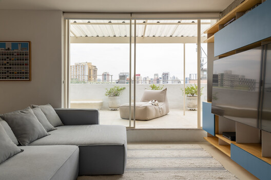 Apartamento Aclimação / Margem Arquitetos Apartamento Aclimação / Margem Arquitetos - Fotografía interior, Sala de estar, Sillones, Madera, Mesas, Iluminación, Sillas