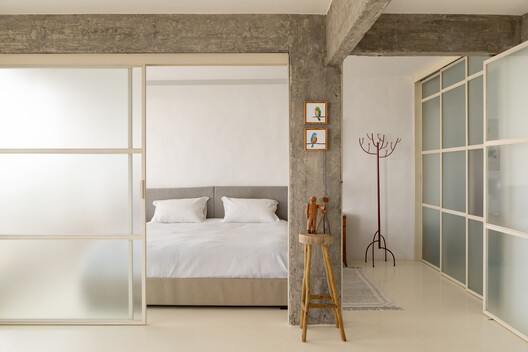 Apartamento Aclimação / Margem Arquitetos Apartamento Aclimação / Margem Arquitetos - Fotografía interior, Dormitorio, Madera, Iluminación, Puerta, Vidrio, Camas