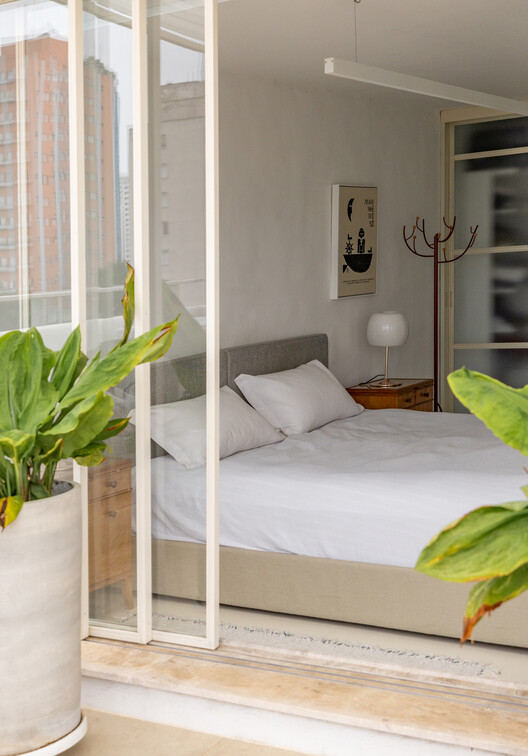 Apartamento Aclimação / Margem Arquitetos Apartamento Aclimação / Margem Arquitetos - Fotografía interior, Dormitorio, Madera, Camas, Iluminación, Vidrio