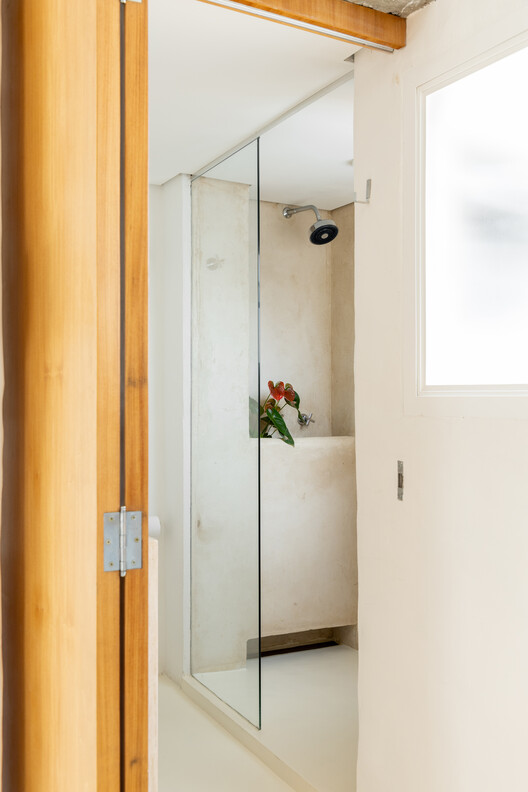 Apartamento Aclimação / Margem Arquitetos Apartamento Aclimação / Margem Arquitetos - Fotografía interior, Madera, Puerta, Vidrio, Baño