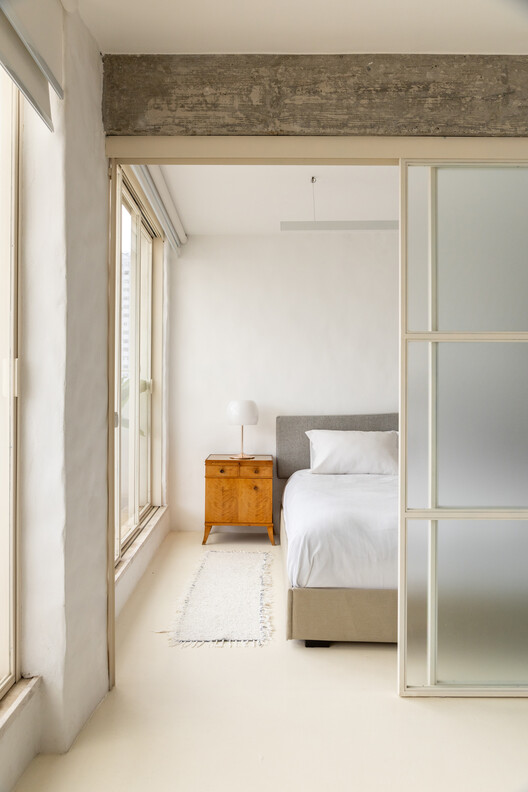 Apartamento Aclimação / Margem Arquitetos Apartamento Aclimação / Margem Arquitetos - Fotografía interior, Dormitorio, Madera, Iluminación, Puerta, Camas
