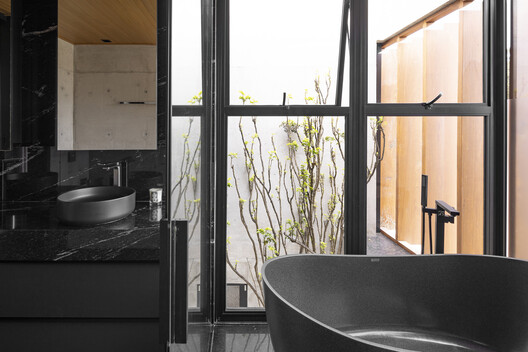 GM House / Frederico Bicalho Arquitetura - Interior Photography, Bathroom, Glass, Countertop, Sink