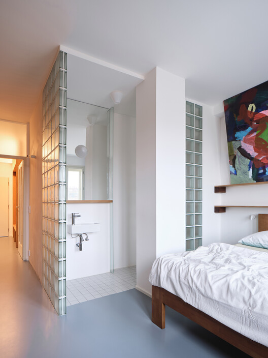 Corner Apartment / Prokop Hartl - Interior Photography, Bedroom, Wood, Lighting, Bed, Glass