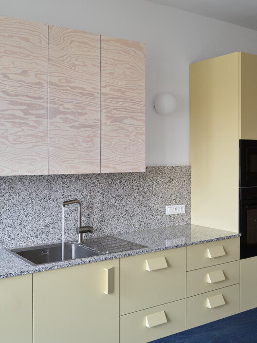 Corner Apartment / Prokop Hartl - Interior Photography, Countertop, Kitchen, Wood