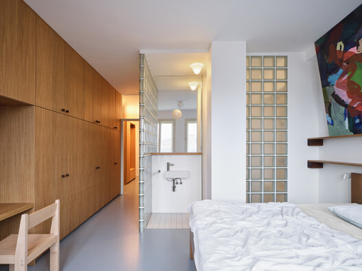 Corner Apartment / Prokop Hartl - Interior Photography, Bedroom, Wood, Lighting, Bed, Glass
