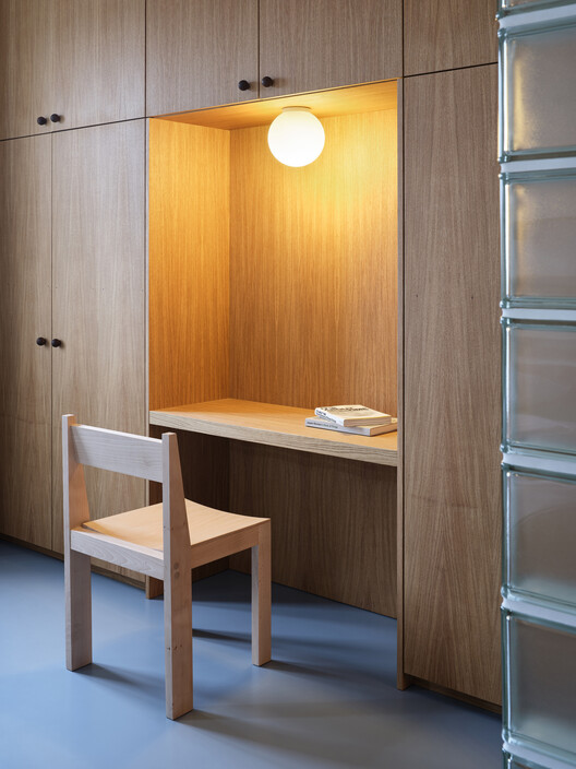 Corner Apartment / Prokop Hartl - Interior Photography, Wood, Lighting, Shelving, Closet, Glass