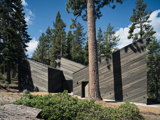 Staggered Cabin / Mork-Ulnes Architects  - Image 1 of 17