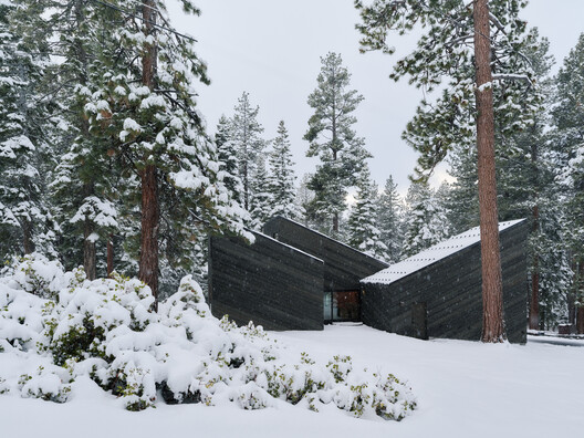 Staggered Cabin / Mork-Ulnes Architects  - Image 6 of 17