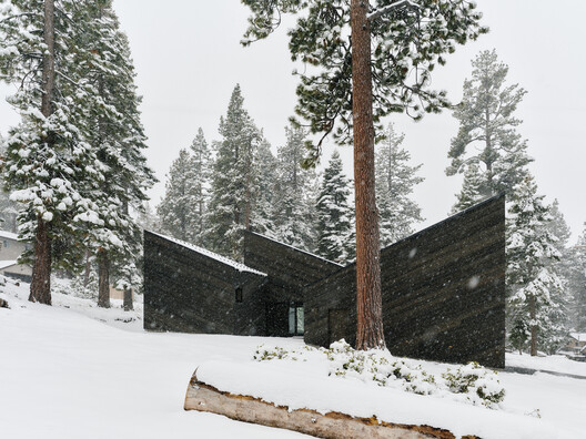 Staggered Cabin / Mork-Ulnes Architects  - Image 12 of 17