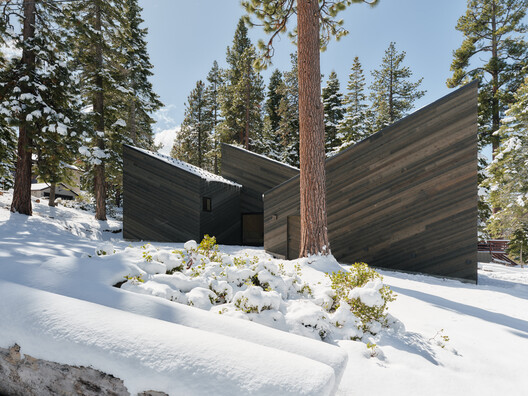 Staggered Cabin / Mork-Ulnes Architects  - Image 11 of 17