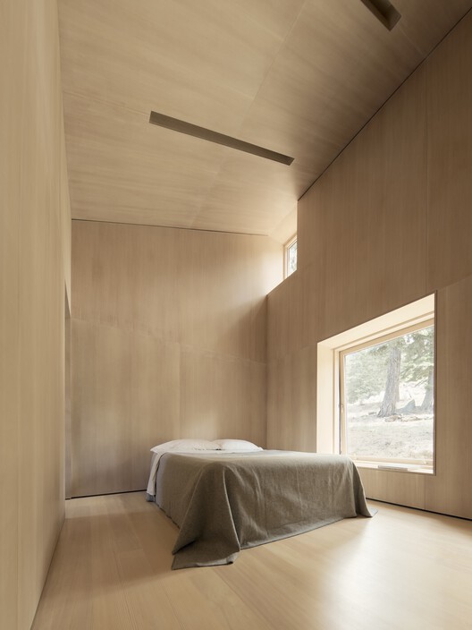 Staggered Cabin / Mork-Ulnes Architects  - Interior Photography, Bedroom, Wood