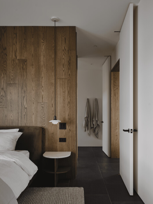 Maison de la Pointe / YH2 Architecture - Interior Photography, Bedroom, Wood, Door, Bed