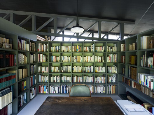 House in Tamba / MIDW - Interior Photography, Shelving, Glass, Chair