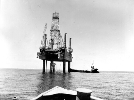 Unearthing the Ground: Architecture and the Politics of Oil - Image 17 of 20