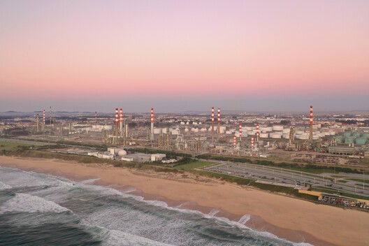 Unearthing the Ground: Architecture and the Politics of Oil - Image 5 of 20