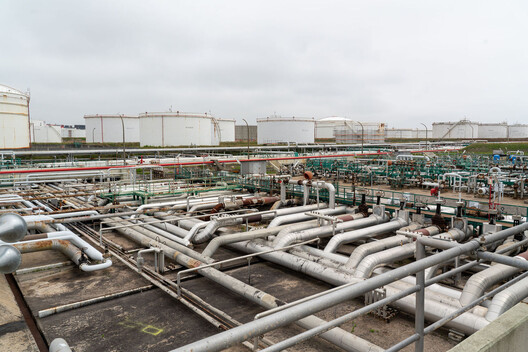 Unearthing the Ground: Architecture and the Politics of Oil - Image 4 of 20