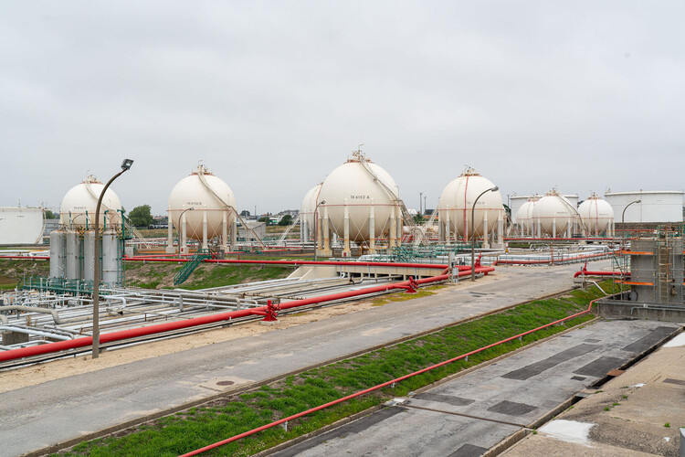 Unearthing the Ground: Architecture and the Politics of Oil - Image 18 of 20