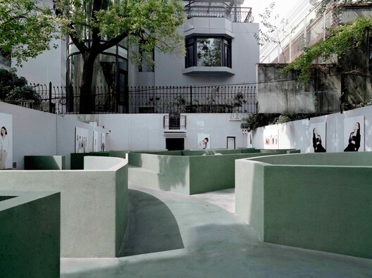 XiaoZhuo Flagship Store / Offhand Practice XiaoZhuo Flagship Store / Offhand Practice - Exterior Photography, Concrete, Courtyard