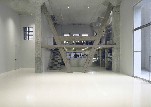 BROWNIE/Project / Offhand Practice - Interior Photography, Glass