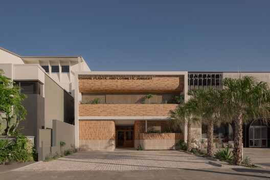 Brisbane Plastic & Cosmetic Surgery / Studio Collective - Image 1 of 24