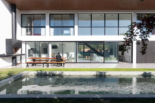 Casa Tres Orificios / Estudio BNAA Casa Tres Orificios / Estudio BNAA - Fotografía interior, Puerta, Concreto, Balcón, Patio interior