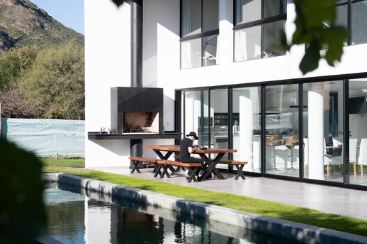 Casa Tres Orificios / Estudio BNAA Casa Tres Orificios / Estudio BNAA - Fotografía exterior, Sillas