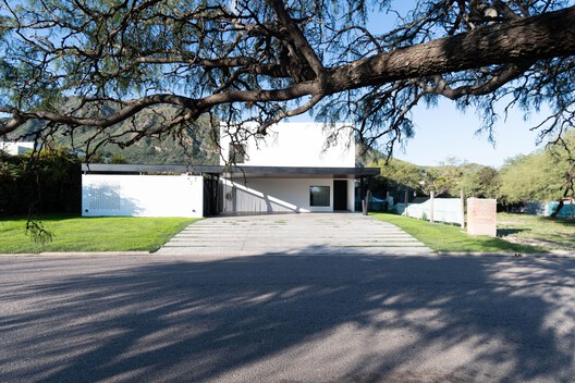 Casa Tres Orificios / Estudio BNAA Casa Tres Orificios / Estudio BNAA - Fotografía exterior, Concreto