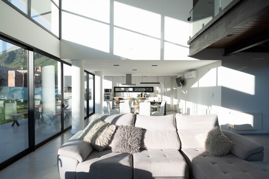 Casa Tres Orificios / Estudio BNAA Casa Tres Orificios / Estudio BNAA - Fotografía interior, Sala de estar, Sillones, Sillas