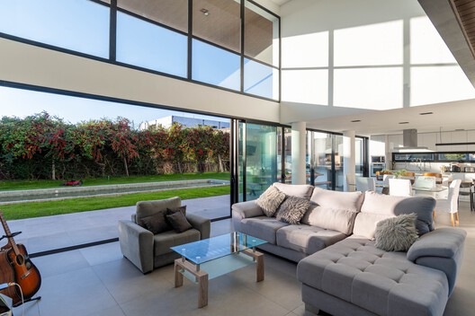 Casa Tres Orificios / Estudio BNAA Casa Tres Orificios / Estudio BNAA - Fotografía interior, Sala de estar, Sillones, Sillas