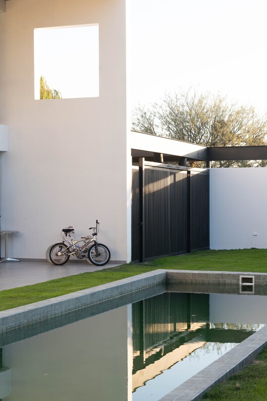 Casa Tres Orificios / Estudio BNAA Casa Tres Orificios / Estudio BNAA - Fotografía interior, Puerta, Concreto, Patio interior