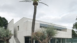 Sport Facilities inside a Squash Court / Estudio Úbeda Valero + Roque Carlos Valero
