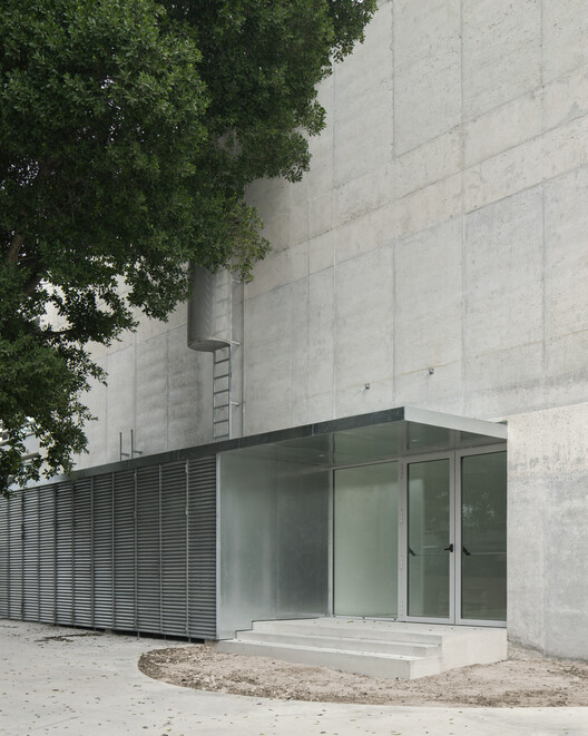 Sport Facilities inside a Squash Court / Estudio Úbeda Valero + Roque Carlos Valero - Image 8 of 29