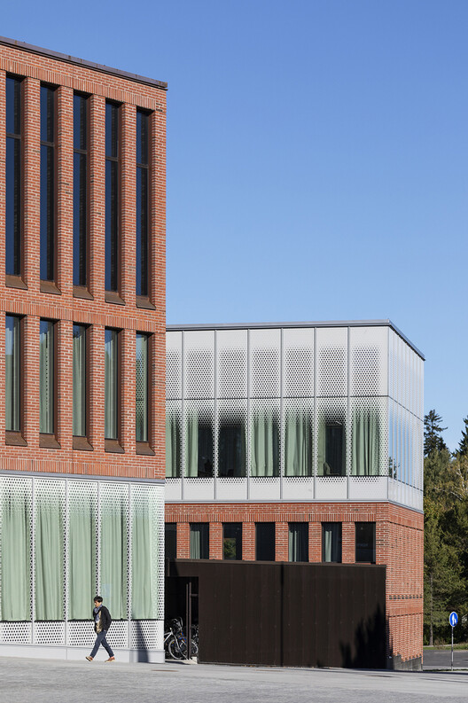 200 Years of Innovation in Architectural Glass - Image 2 of 9