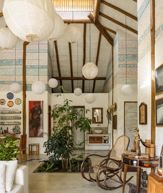 Casa de playa bañada por la brisa del mar / Célia Orlandi Arquitetura & Design - fotografía de interiores, comedor, madera, iluminación, sillas