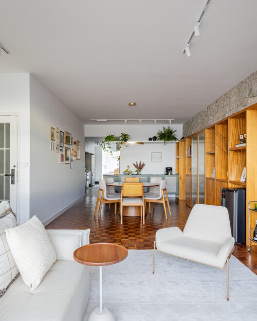 Parquet Apartment / Nó Arquitetura - Interior Photography, Table, Wood, Sofa, Chair, Lighting