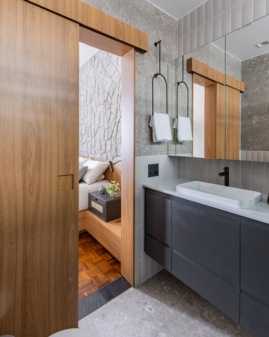 Parquet Apartment / Nó Arquitetura Parquet Apartment / Nó Arquitetura - Interior Photography, Bathroom, Wood, Lighting, Countertop, Door, Sink