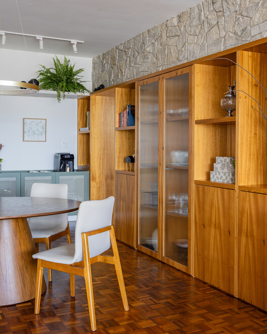 Parquet Apartment / Nó Arquitetura Parquet Apartment / Nó Arquitetura - Interior Photography, Wood, Shelving, Table, Lighting, Chair