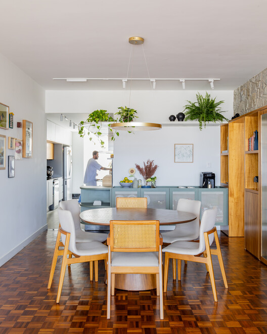 Parquet Apartment / Nó Arquitetura Parquet Apartment / Nó Arquitetura - Interior Photography, Dining room, Chair, Table, Wood, Lighting