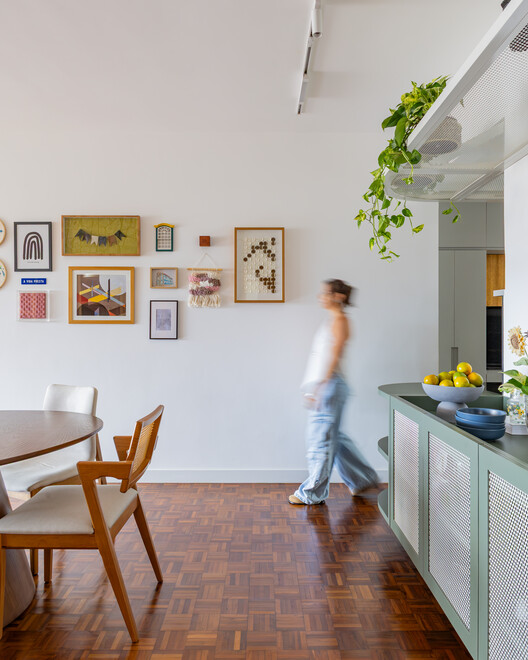 Parquet Apartment / Nó Arquitetura Parquet Apartment / Nó Arquitetura - Interior Photography, Wood, Lighting, Kitchen, Table, Countertop, Chair